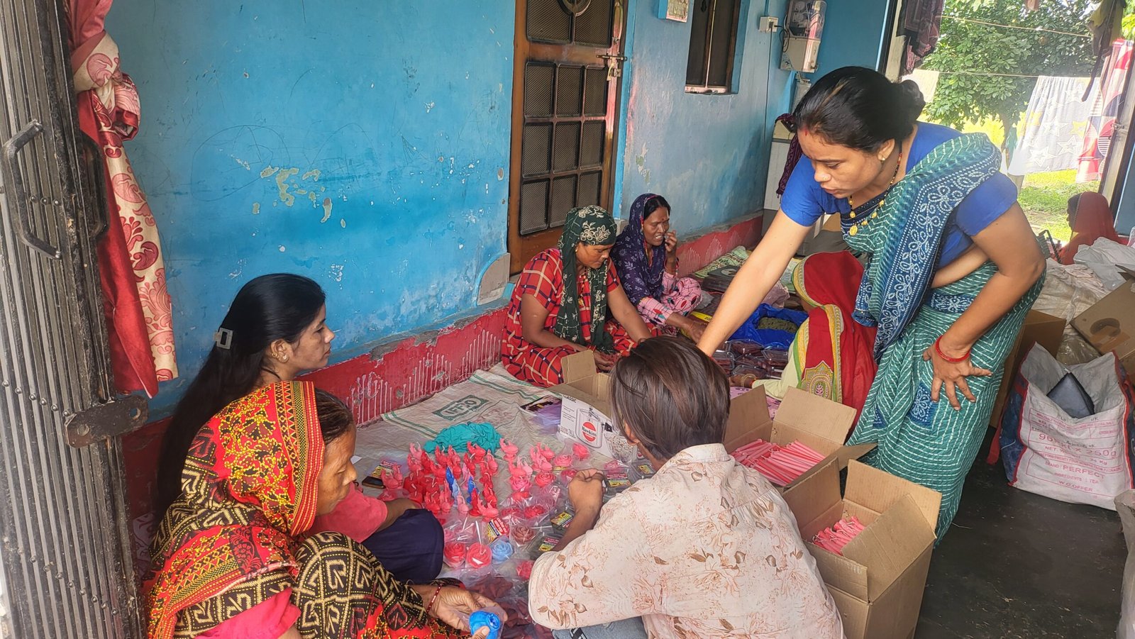 समूह की महिलाओं की बनाई धूप बत्ती बिखेरेगी खुशबू, मोमबत्तियों से रोशन होगी दिवाली