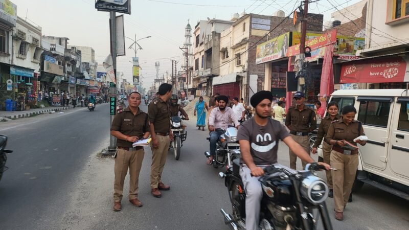 आड़े तिरछे वाहन खड़े करने वालों पर पुलिस का डंडा…