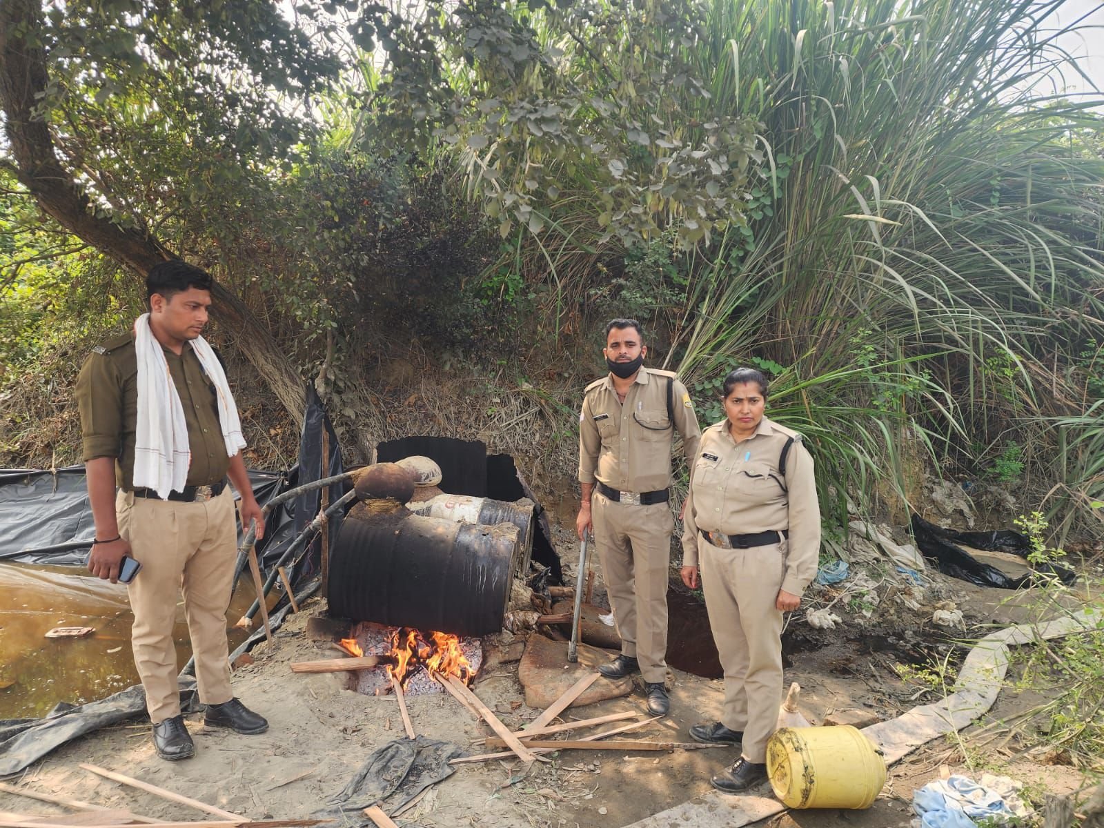आबकारी विभाग की तबतोड़ कार्यवाही, काशीपुर क्षेत्र में 4 भट्टियां तोड़ी,10000 किलोग्राम के लहन को किया नष्ट