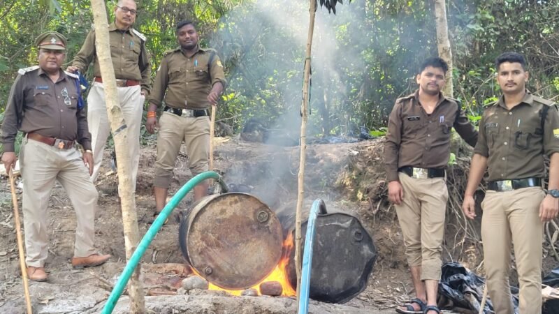 अवैध शराब के आबकारी विभाग ने मारे ताबड़तोड़ छापे