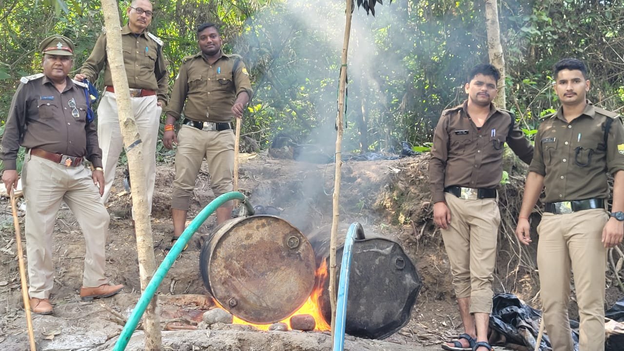 अवैध शराब के आबकारी विभाग ने मारे ताबड़तोड़ छापे