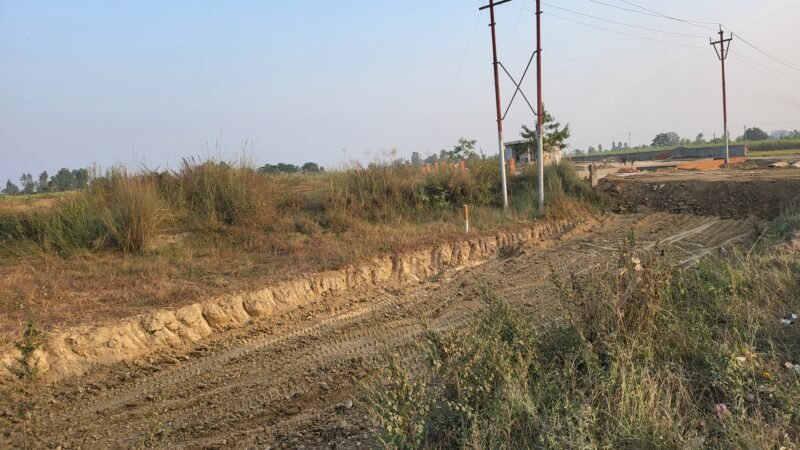 दबंगई-राष्ट्रीय राजमार्ग के लिए अधिग्रहित भूमि से मिट्टी निकालने का लगाया आरोप