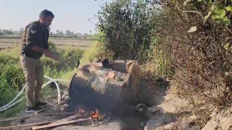 आबकारी विभाग का एक्शन-गांवों में आबकारी विभाग का छापा, 368 लीटर अवैध शराब बरामद