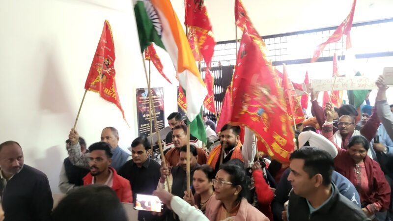 हजारों की संख्या में हिंदू समाज ने निकाला विरोध मार्च