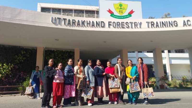 महिलाओं को जूट बैग और ऐपण बनाने का दिया प्रशिक्षण