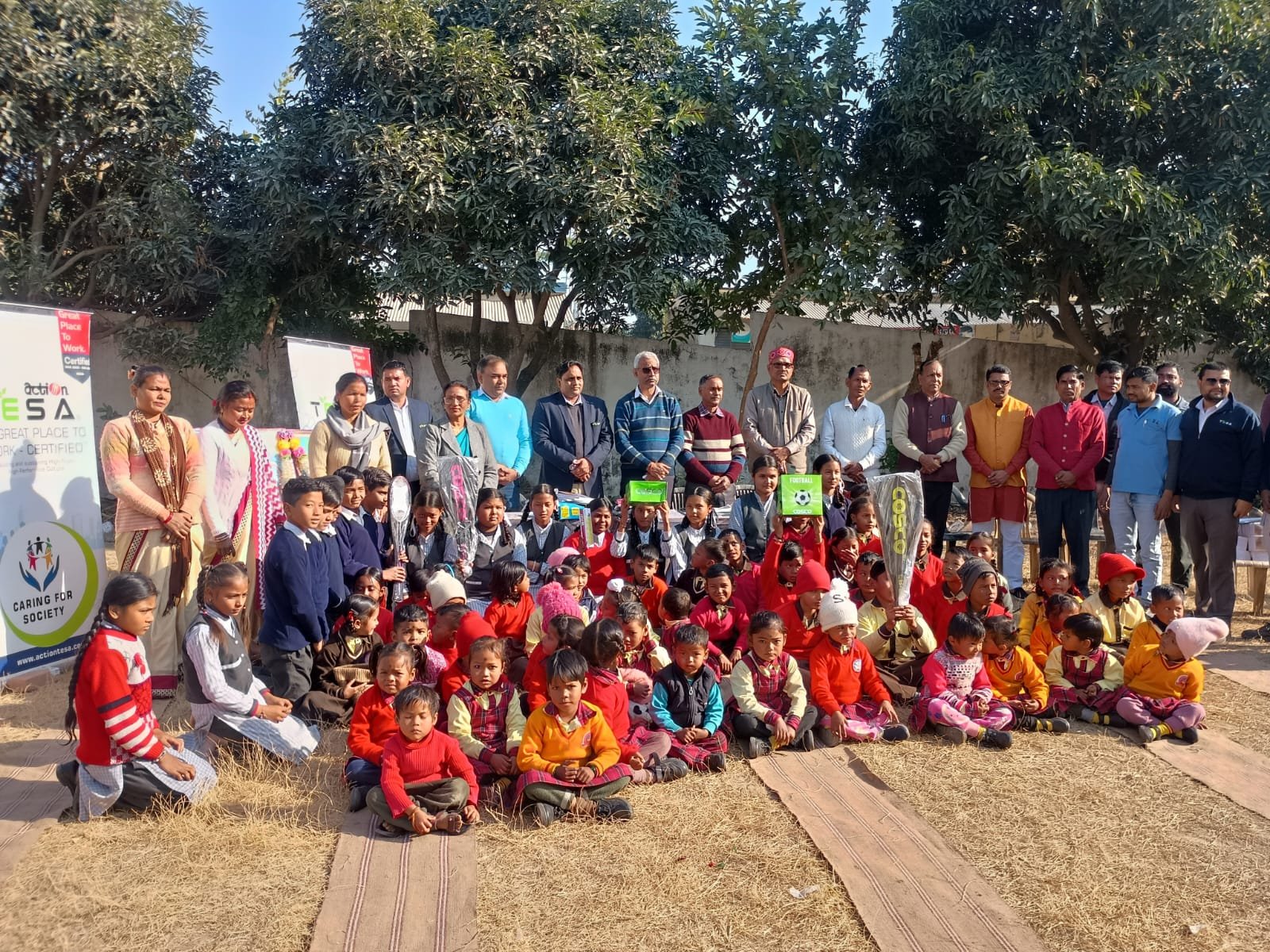 बालाजी एक्शन टेसा कंपनी ने विद्यालयों के छात्र छात्राओं को पाठ्य सामग्री समेत निशुल्क उपलब्ध कराई ड्रेस।