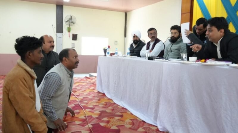 गांवों में रात्रि विश्राम कर जनता की समस्याओं। का निस्तारण करें ग्राम विकास अधिकारी : डीएम