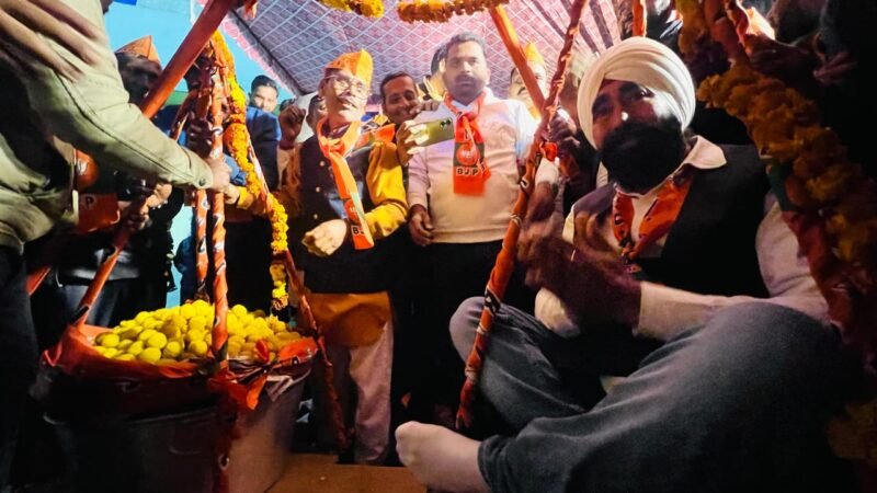 अध्यक्ष पद प्रत्याशी सुखदेव सिंह को लड्डूओं से तौला