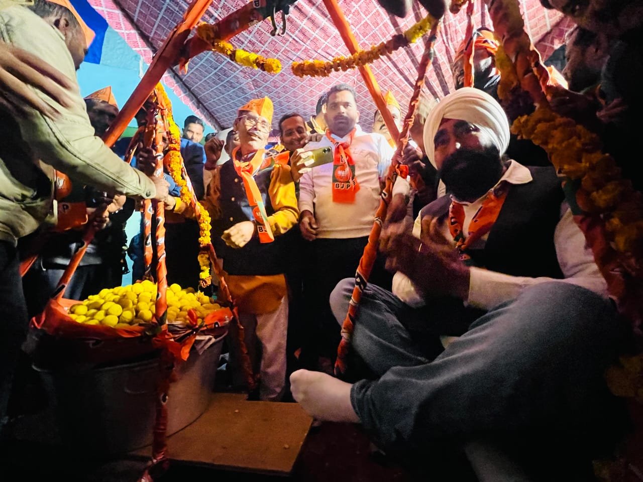 अध्यक्ष पद प्रत्याशी सुखदेव सिंह को लड्डूओं से तौला
