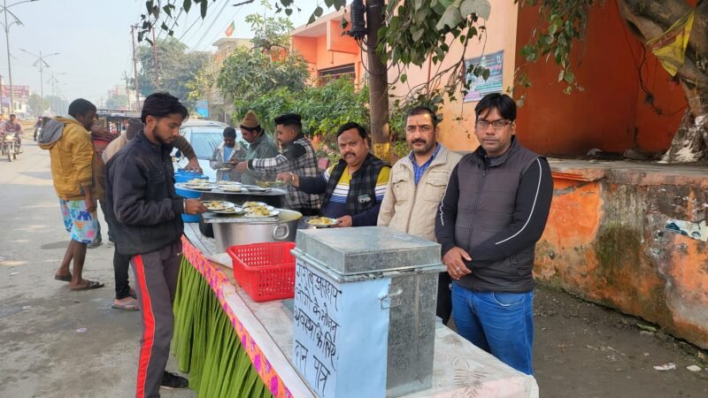 बाबा के भंडारे में 23वें सोमवार, सभासद कंचन आर्या ने दी मिष्ठान की सेवाये