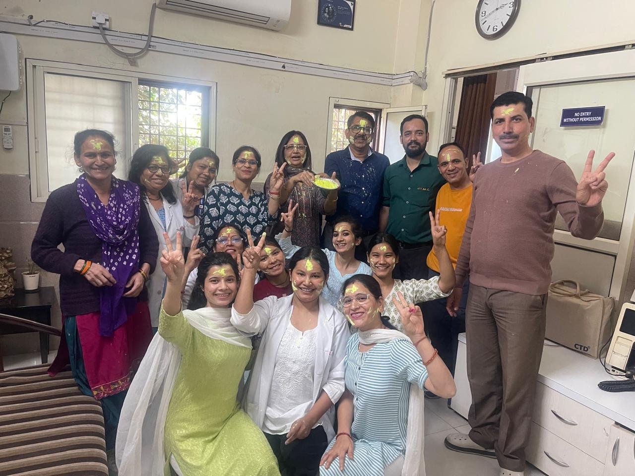 जगदंबा हार्ट केयर में धूमधाम से मनाई गई होली।