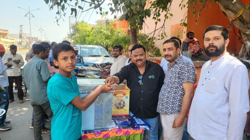 बाबा बर्फानी सेवा समिति ने 30वे सोमवार भी जरूरतमन्दो को निशुल्क कराया भोजन