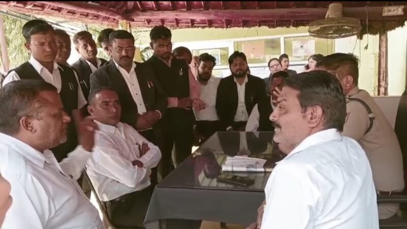 अधिवक्ता से अभद्रता करने वालों पर कार्रवाई के लिए घेरी कोतवाली