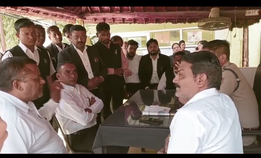 अधिवक्ता से अभद्रता करने वालों पर कार्रवाई के लिए घेरी कोतवाली