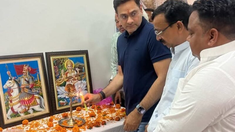 थारू समुदाय की दशकों पुरानी मांग हुई पूरी । केबिनेट मंत्री सौरभ बहुगुणा ने 1.51 करोड़ की लागत से बने थारू विकास भवन का किया उद्घाटन
