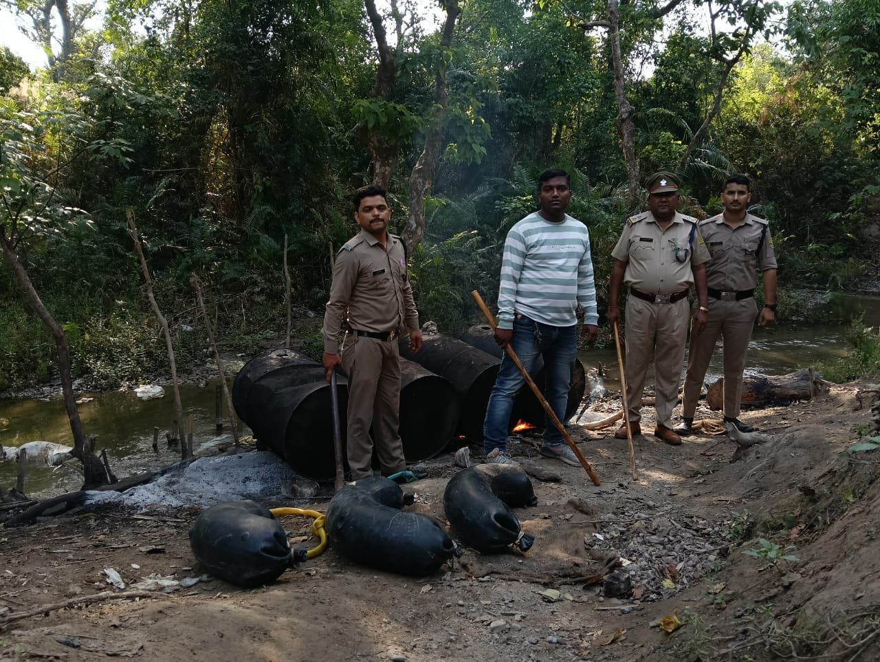 आबकारी विभाग ने नष्ट की कच्ची शराब की छह भट्टियां