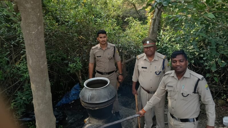 आबकारी विभाग ने मारा छापा, 1800 लीटर नष्ट किया लहन, 105 लीटर शराब बरामद
