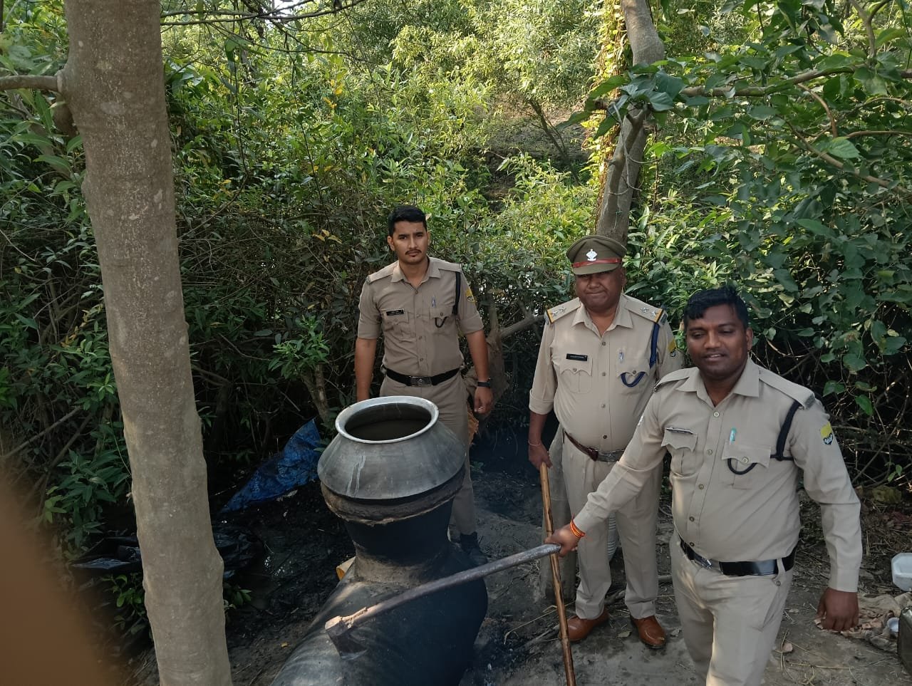 आबकारी विभाग ने मारा छापा, 1800 लीटर नष्ट किया लहन, 105 लीटर शराब बरामद