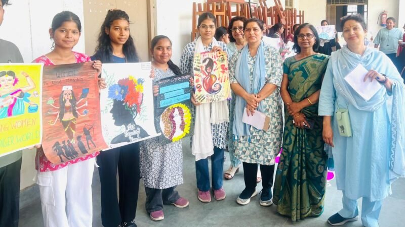 भाषण प्रतियोगिता में कृष्णा और पोस्टर प्रतियोगिता में सुहानी प्रथम