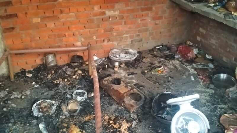 युवक ने घर में घुसकर की तोड़फोड़, लगाई आग, आरोपी पर मुकदमा दर्ज