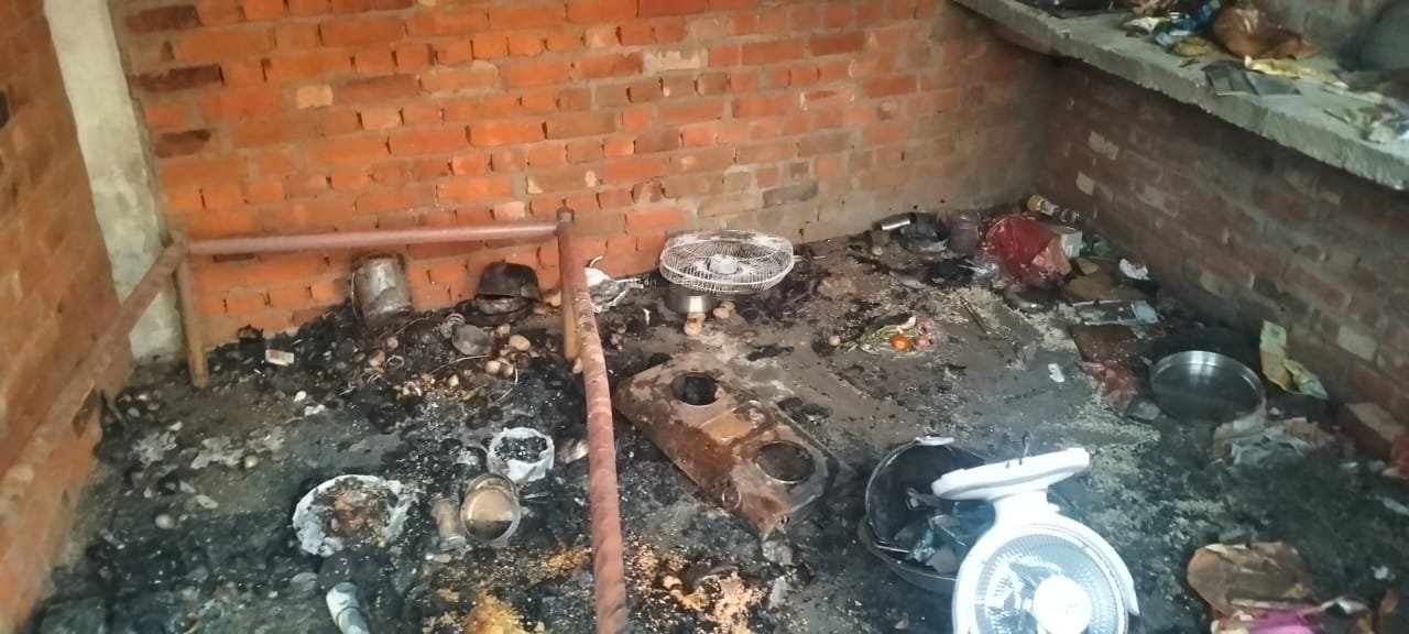 युवक ने घर में घुसकर की तोड़फोड़, लगाई आग, आरोपी पर मुकदमा दर्ज