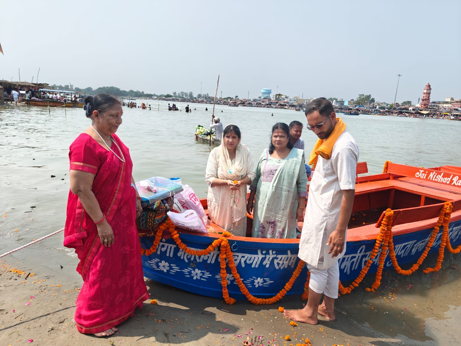 सितारगंज की सविता गुप्ता ने हरिद्वार के बृजघाट पर शुरू कराई निशुल्क नाव सेवा