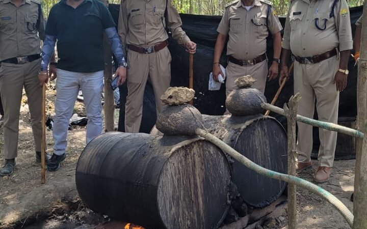 आबकारी विभाग का छापा, 60 लीटर शराब बरामद