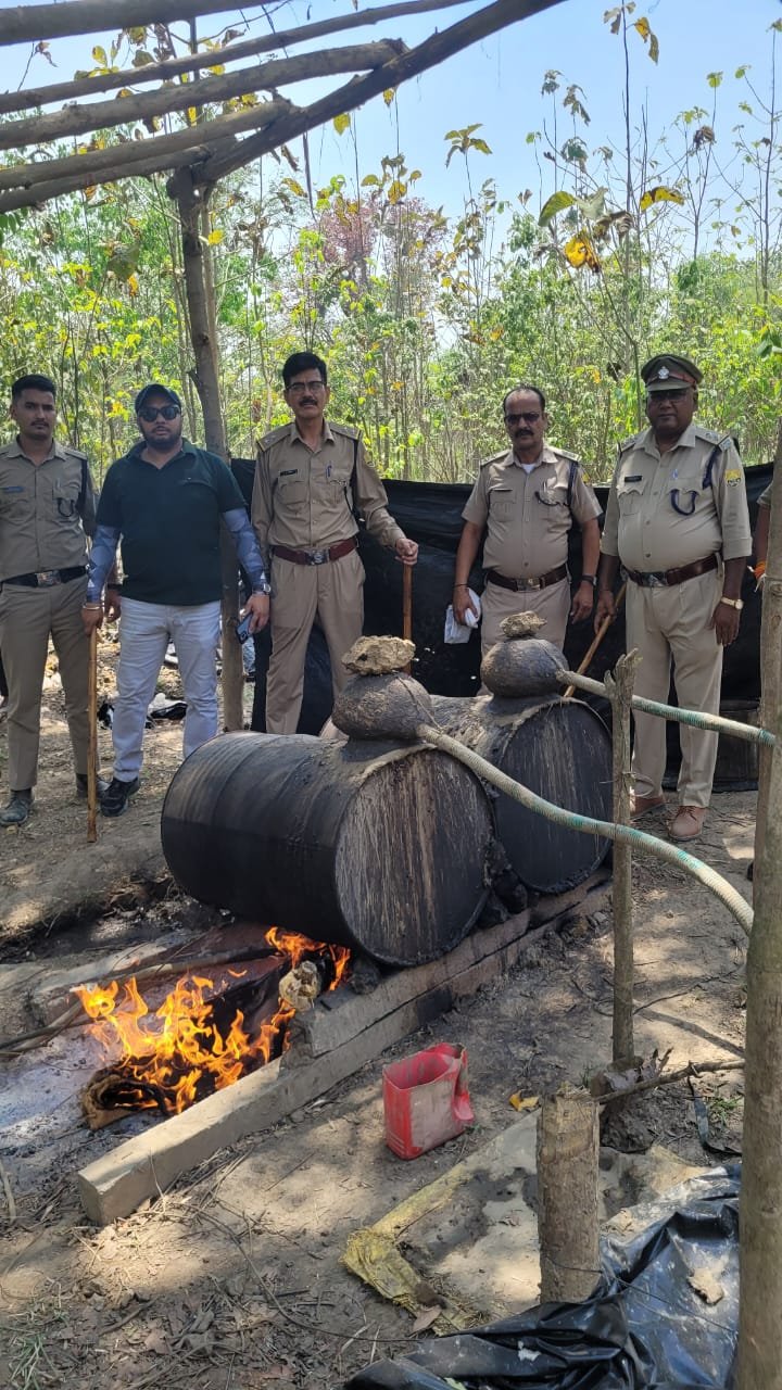 आबकारी विभाग का छापा, 60 लीटर शराब बरामद