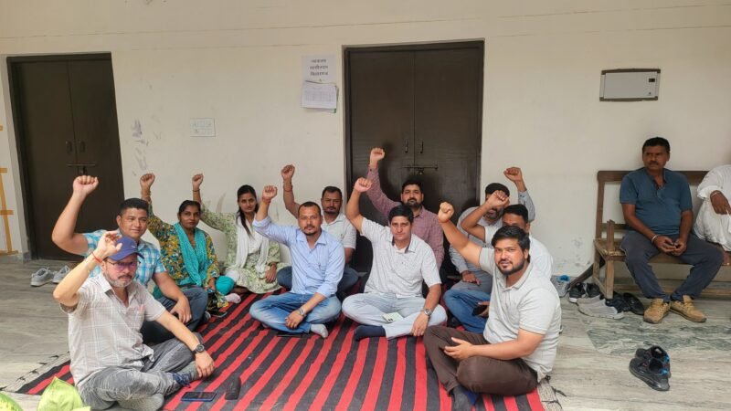 मांगों को लेकर लेखपालों ने दिया धरना 