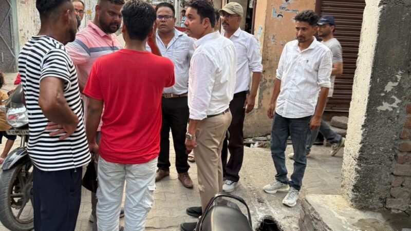 सितारगंज के की वार्डों में फैला डायरिया, स्वास्थ्य विभाग की टीम ने लिए पानी के नमूने