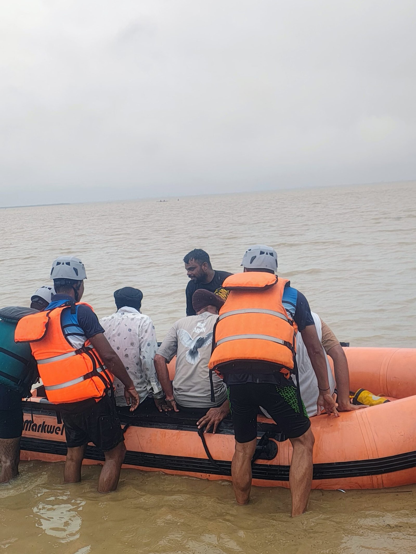 पूर्वाभ्यास के तहत बाढ में फंसे छात्रों, बच्चों और लोगों को सकुशल बाहर निकाला