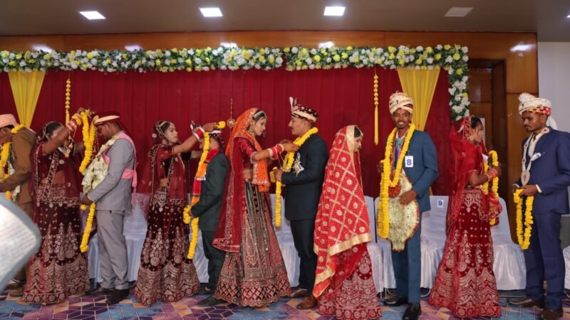 सामूहिक विवाह में 10 जोड़े शादी के बंधन में बंधे