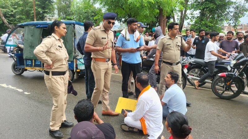 सुनवाई में देर से पहुंचीं ग्राम प्रधान प्रत्याशी, नामांकन निरस्त,नाराज समर्थकों ने सिडकुल सड़क पर लगाया जाम