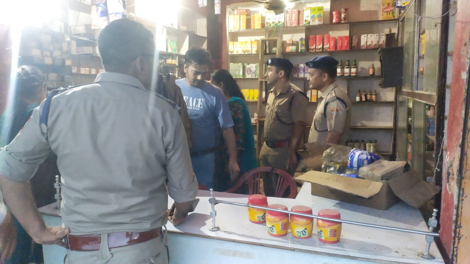 ड्रग इंस्पेक्टर ने तिवारी मेडिकल स्टोर से पकड़ी नशे की दवाएं