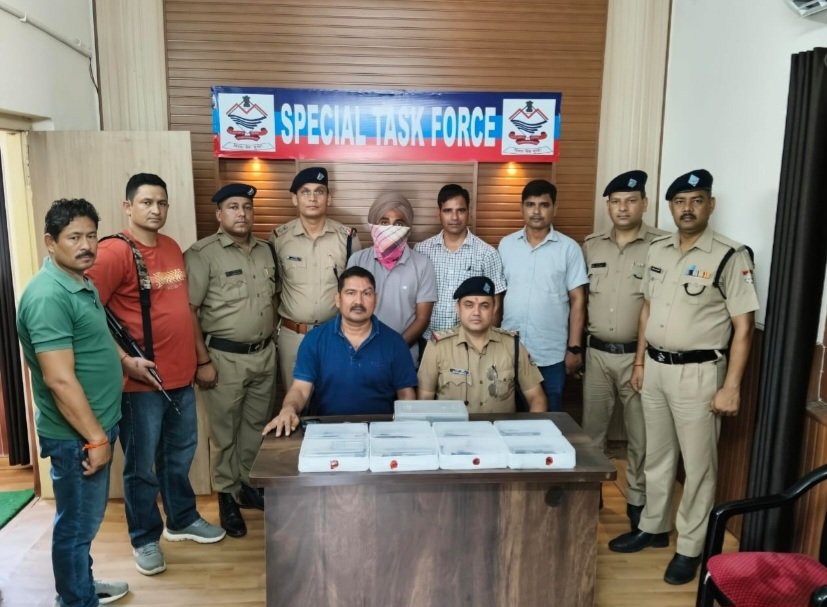 अंतरराज्यीय असलहा तस्कर आठ पिस्टल के साथ गिरफ्तार