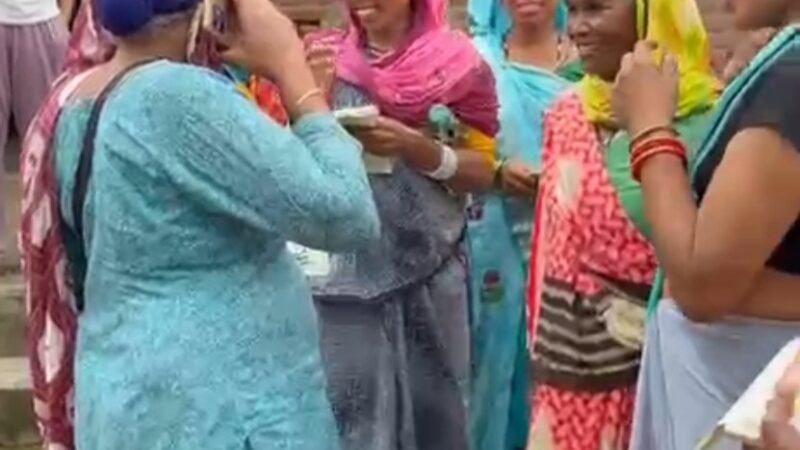 प्रधान पद की उम्मीदवार स्नेहलता राणा ने किया जनसंपर्क, कहा, विकास ही उनकी प्राथमिकता