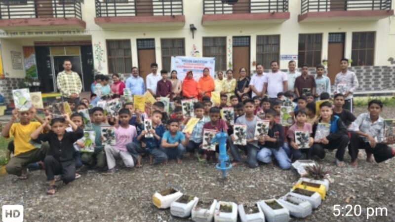 श्री सतपाल जी महाराज की प्रेरणा से निर्धन बच्चों में बंटी स्टेशनरी, बच्चों के चेहरों पर खिली मुस्कान
