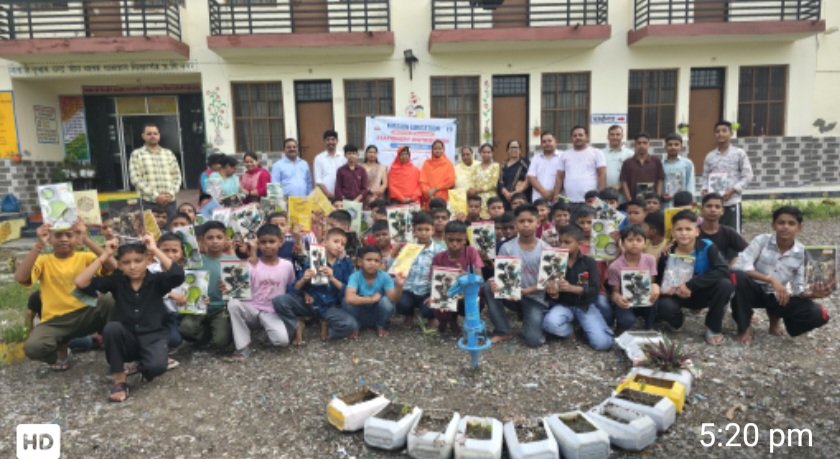 श्री सतपाल जी महाराज की प्रेरणा से निर्धन बच्चों में बंटी स्टेशनरी, बच्चों के चेहरों पर खिली मुस्कान