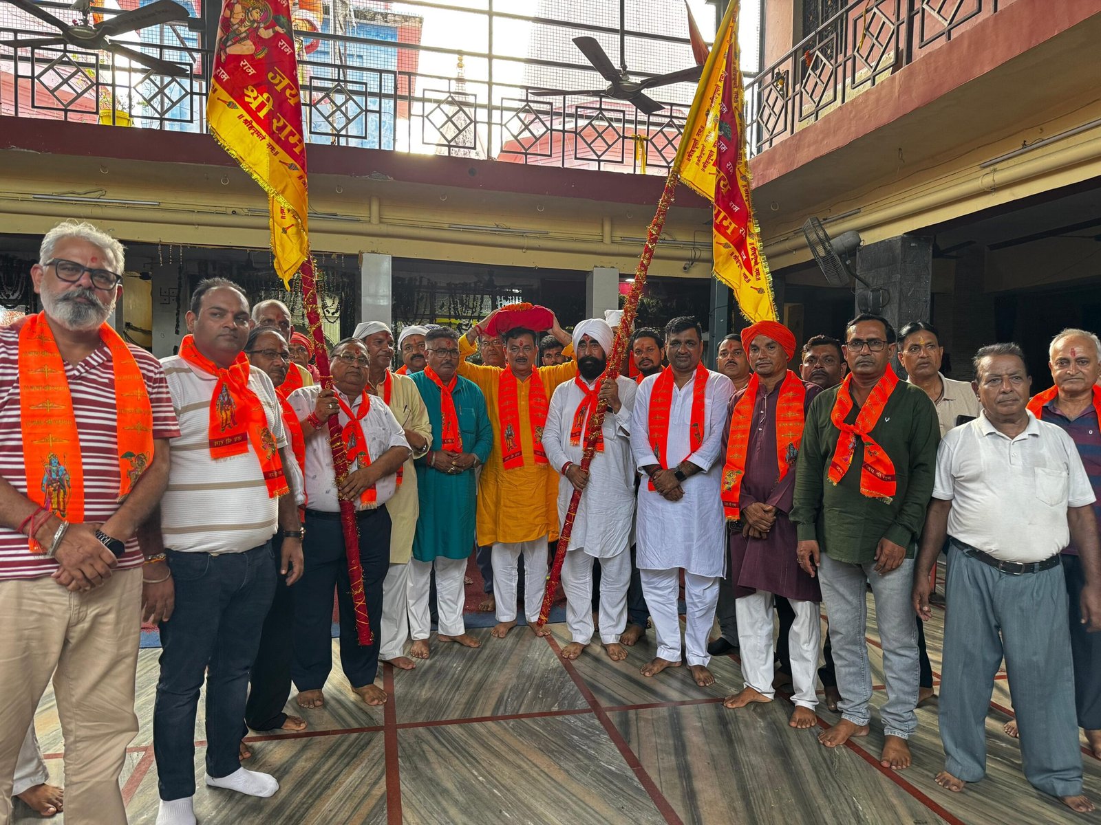 श्री सनातन धर्म मंदिर से उठाई गई श्री राम विजय ध्वज पताका।