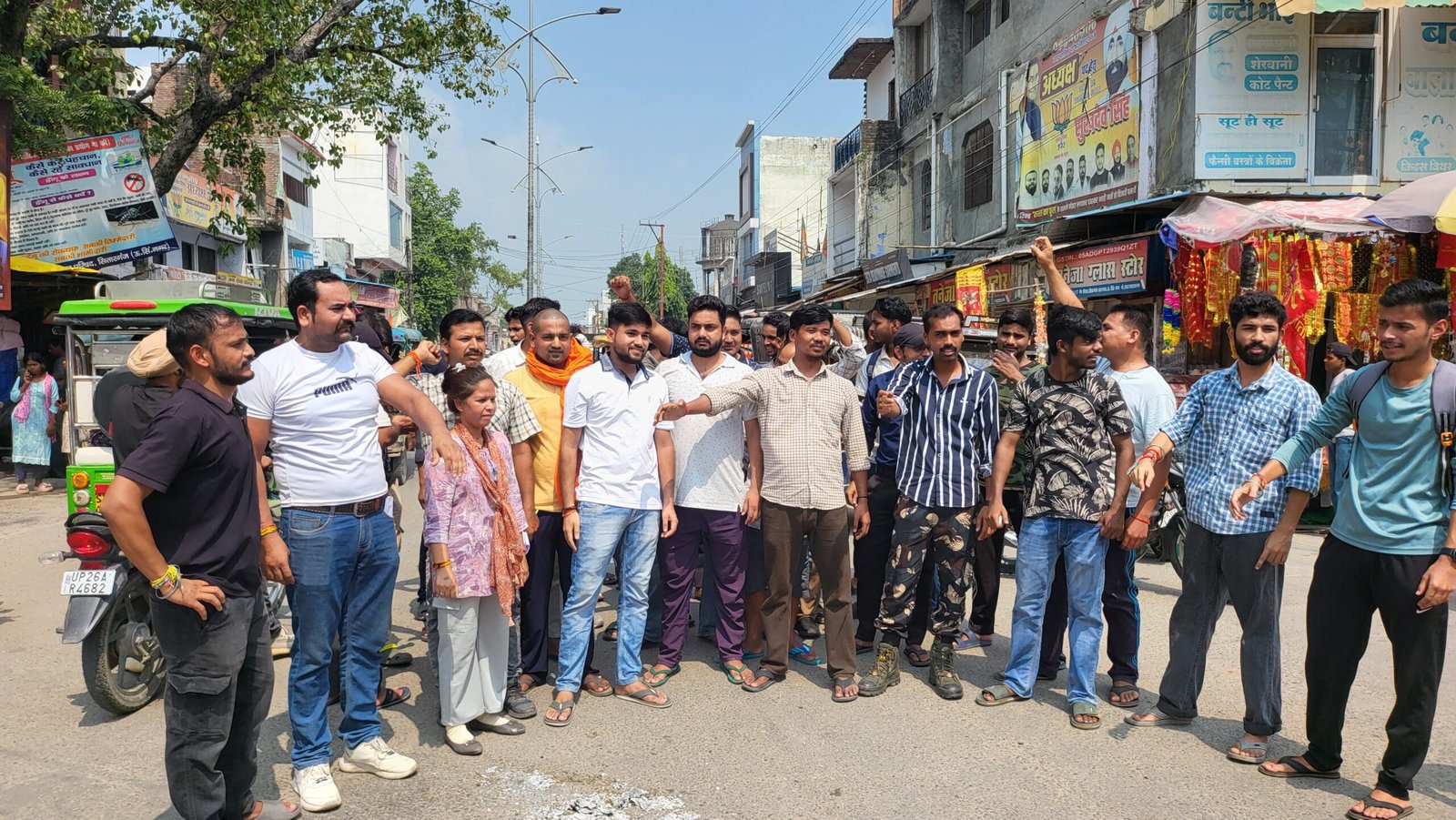 बेरोजगार युवाओं ने फूंका राज्य सरकार का पुतला,