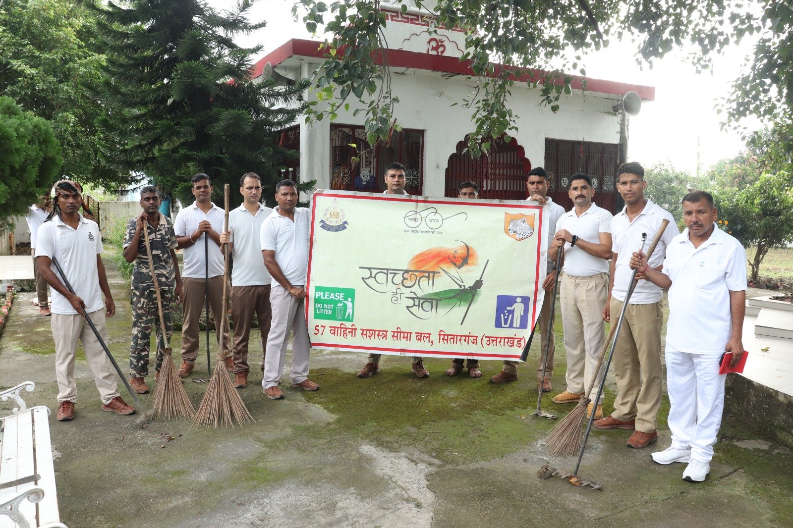 गांधी जयंती पर सिद्ध गर्ब्यांग गांव के मंदिर परिसर में चला सफाई अभियान         