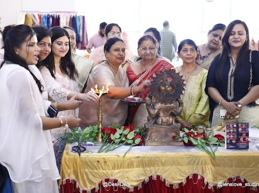 दीपावली और करवा चौथ पर लगी भव्य प्रदर्शनी